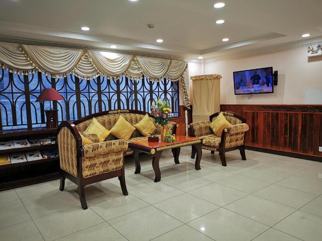 Jun Yue Hotel Phnom Penh Extérieur photo