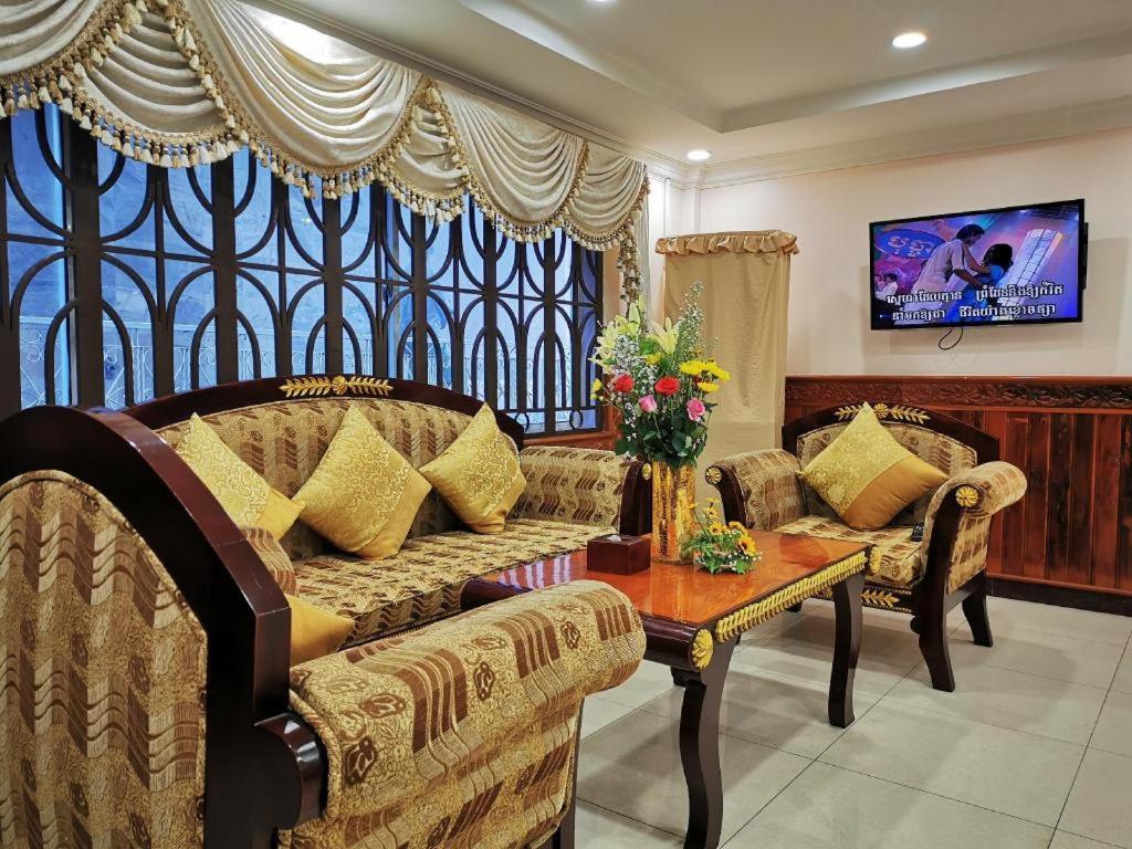 Jun Yue Hotel Phnom Penh Extérieur photo