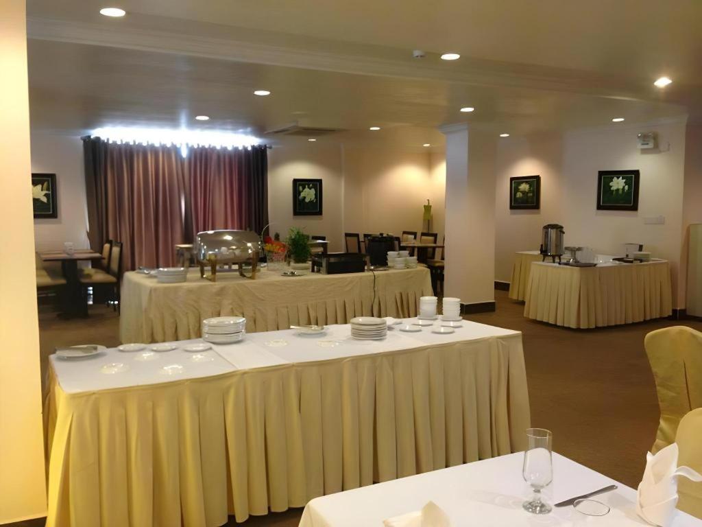 Jun Yue Hotel Phnom Penh Extérieur photo